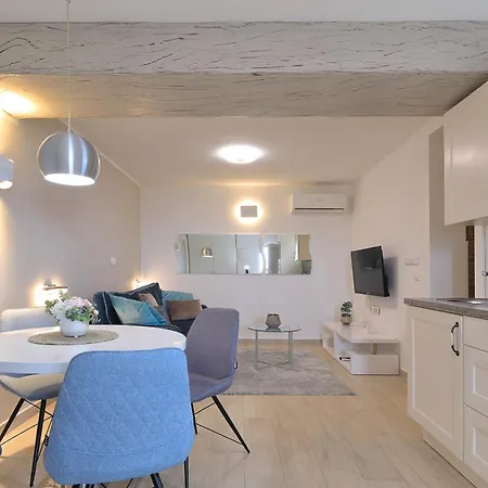 Jakov, No 1 Apartman *
