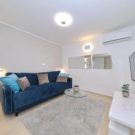 Jakov, No 1 Apartman Nin